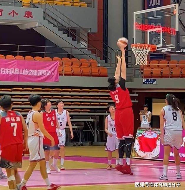 第33分钟，福登突入小禁区，卡明斯基出击将球没收。